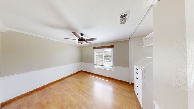 Building Photo - Beautiful 2 story 4 bed/2.5 bath Home in Y...