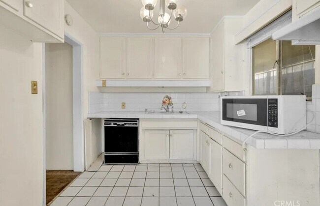 Building Photo - 1105 W 156th St