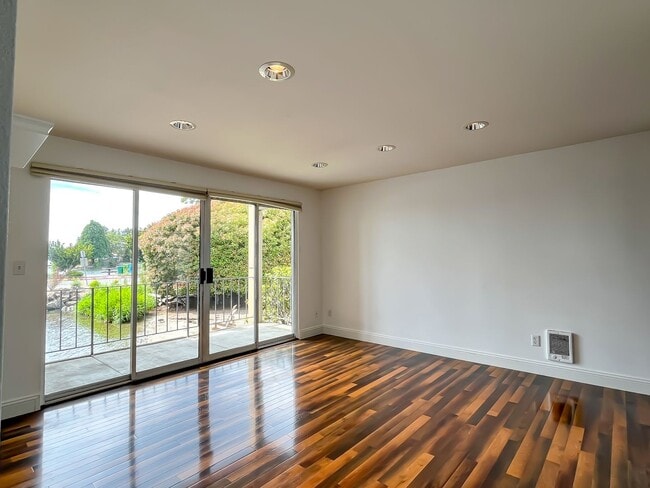 Building Photo - Waterfront 2bd/1bth Condo Downtown Kirklan...