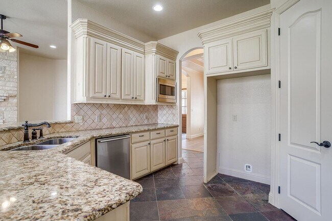 Building Photo - Beautiful 3 Bed, 2.5 Bath Located in HIghly Desired Willow Park Village- Aledo ISD-  76008