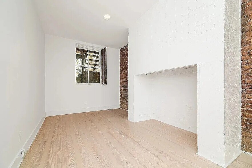 Building Photo - 318 W 14th St