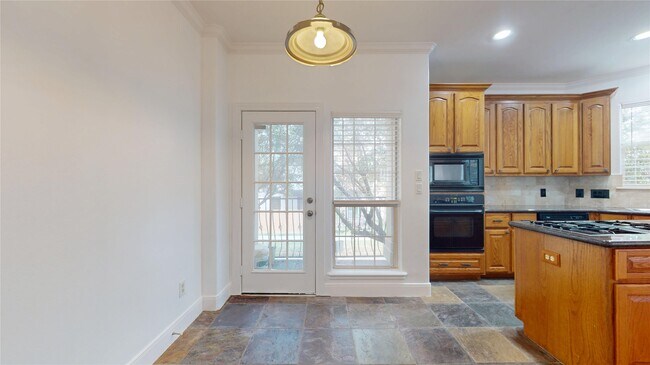 Building Photo - 328 Malone St