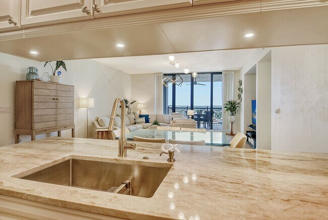 Building Photo - Short term ONLY Amazing 2/2 condo in the heart of downtown Sarasota with Bay View!