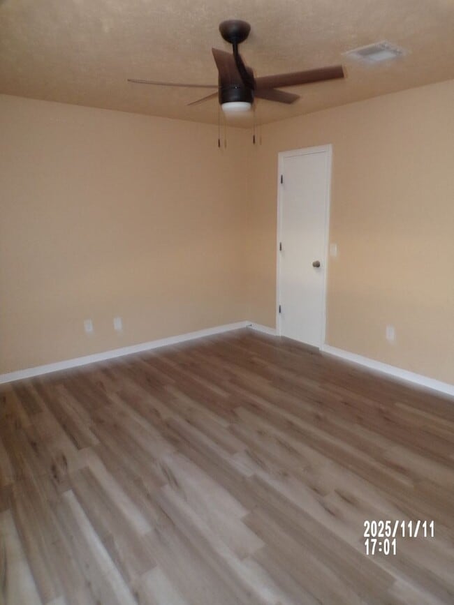 Building Photo - home located close to Bishop School District