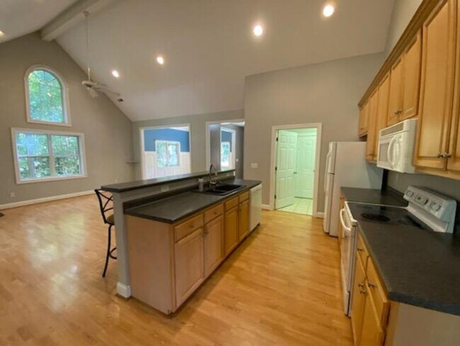 Building Photo - 3 Bedroom, 2 bath home in North Shore Comm...