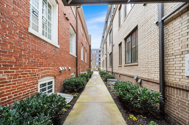 Building Photo - Stylish 2BR/2BA Bi-Level Condo with Private Roof Deck and Covered Parking!
