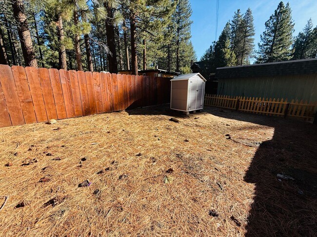 Building Photo - Pet friendly 1 bedroom unit with washer /dryer