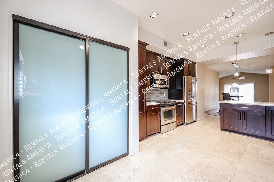 Building Photo - 8653 E Royal Palm Rd
