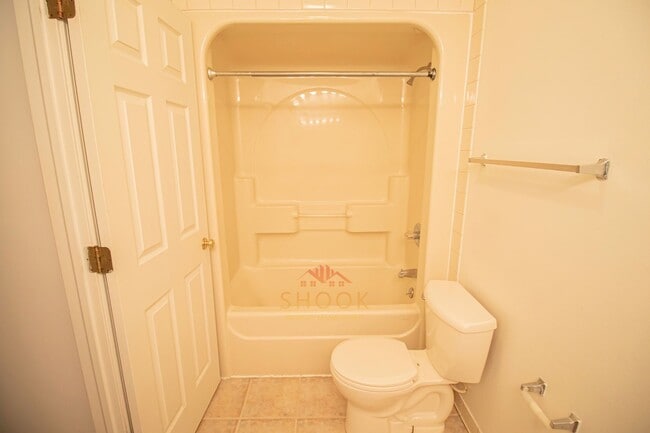 Building Photo - LARGE TOWNHOME CLOSE TO CAMPUS - LOTS OF S...