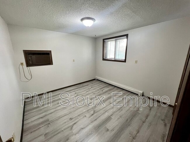 Building Photo - 116 S Garfield Ave