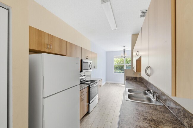 Building Photo - 1810 Seminole Palms Dr