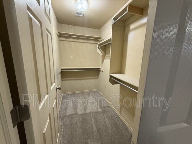 Building Photo - 3525 E Aurora St