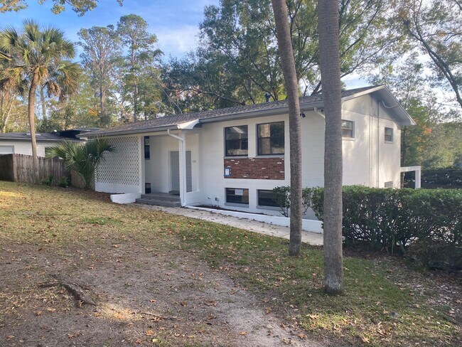 Primary Photo - Fully renovated with new appliances, 5 bed...