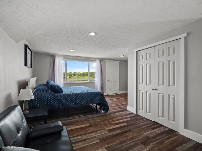 Building Photo - 829 Portage Lakes Drive