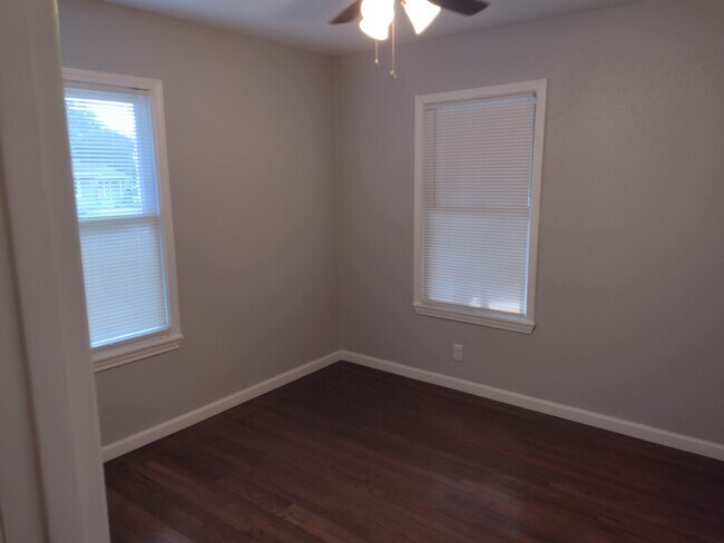 Building Photo - 219 Notre Dame Dr
