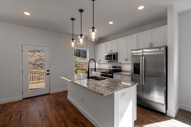Building Photo - Charming Brand-New Contemporary Home in Black Mountain