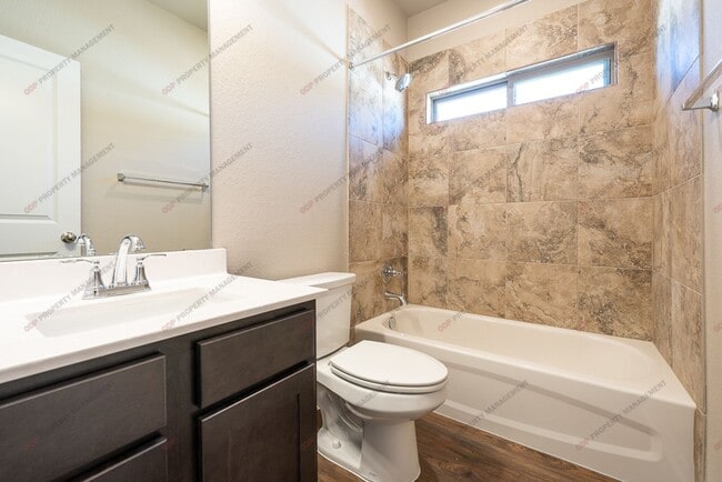 Building Photo - 1242 Lakeway Crossing Dr