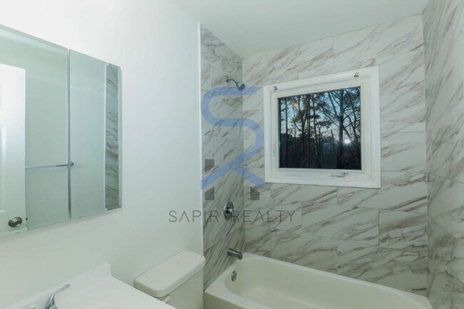 Building Photo - Your Dixie Hills  All-Electric 2BR/1BA Hideaway
