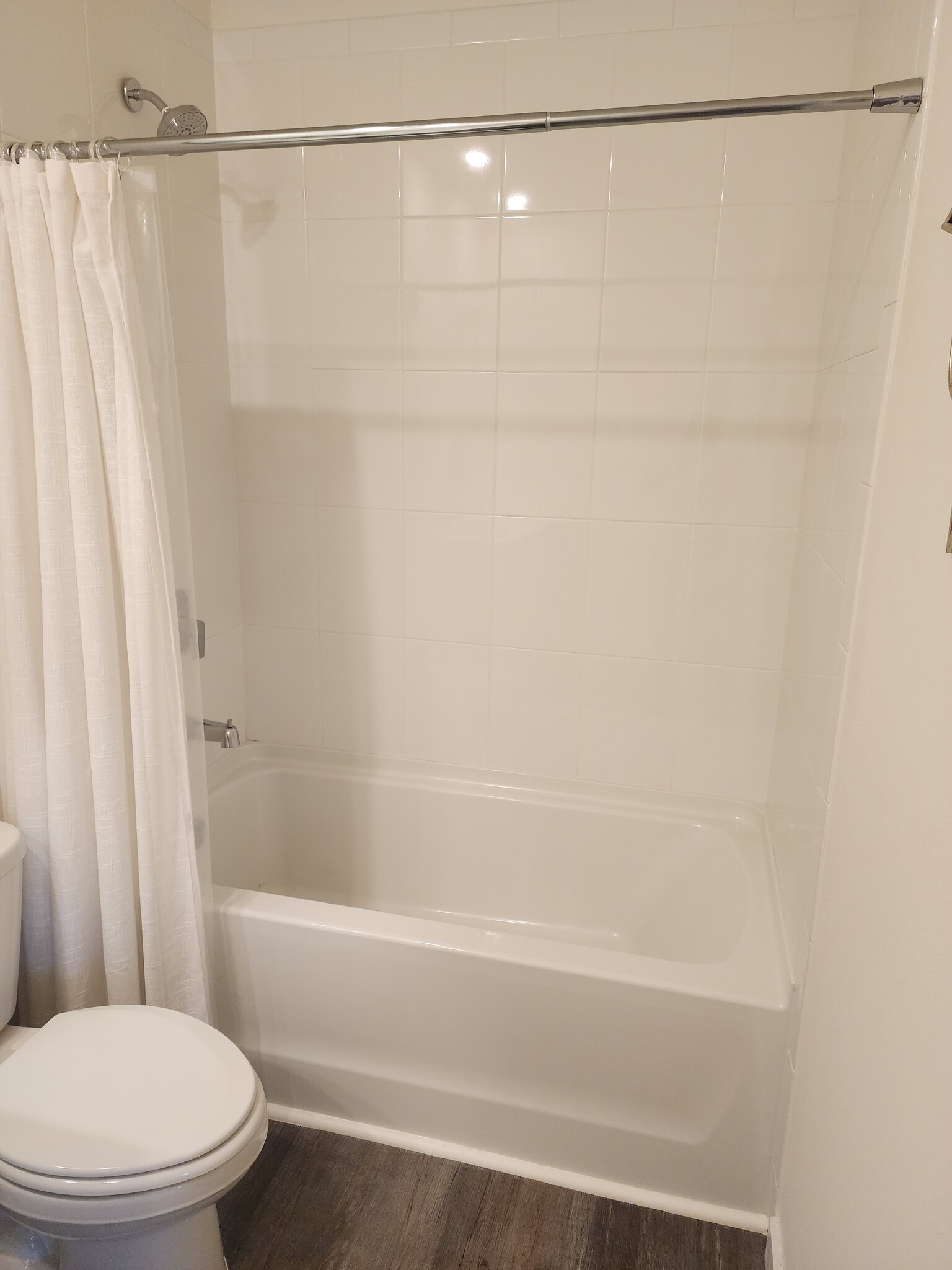 Upstairs guest bath - 17020 Barnwood Pl