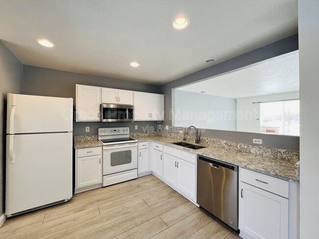 Building Photo - 1217 Bluejay Ave