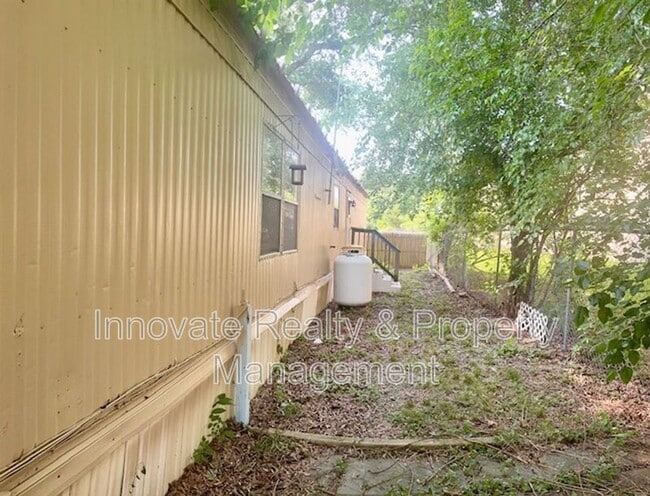 Building Photo - 437 Wicker Ave