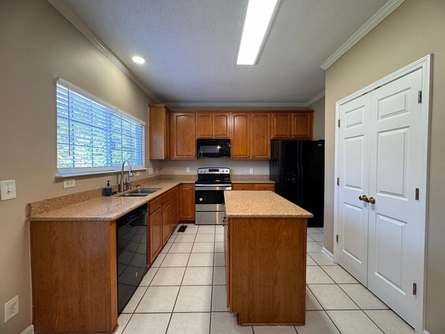 Building Photo - Fabulous 4BR 2.5 Home