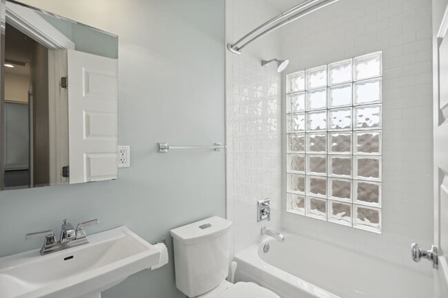 Building Photo - Available Now! // 3 Bedroom 2.5 Bathroom T...