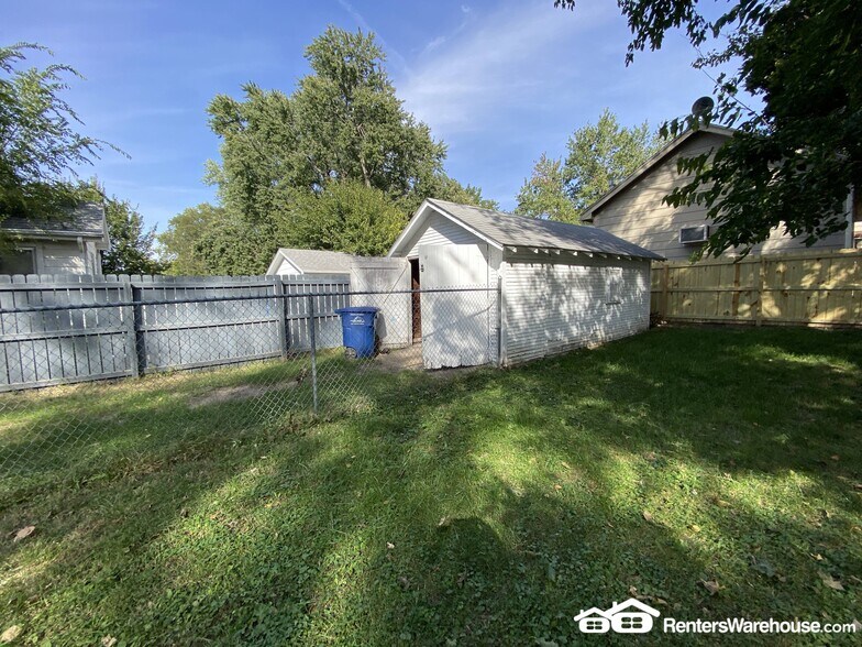 Building Photo - 1229 Merle Hay Rd