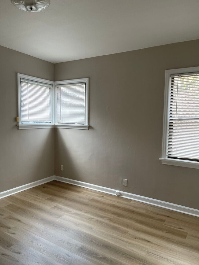 Building Photo - Charming Home in Seattle-Maple Leaf Area!