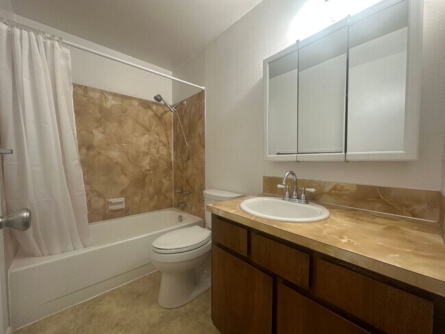 Building Photo - 2bed, 1bath, 800 Sq.ft. apartment - Nampa ...