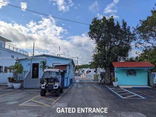 Building Photo - 325 Calusa St