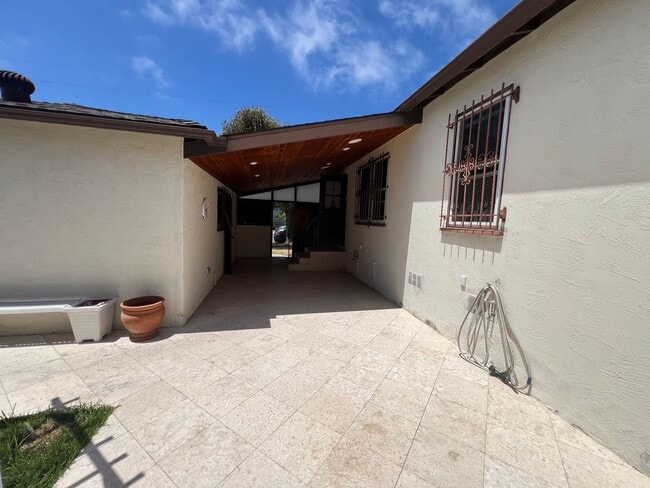 Building Photo - LOCATION LOCATION!!! 5th & I St, Large House, 3BR 1BA w/ 2 car Garage