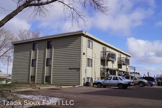 Building Photo - 3000-3012 S Mayfair Dr