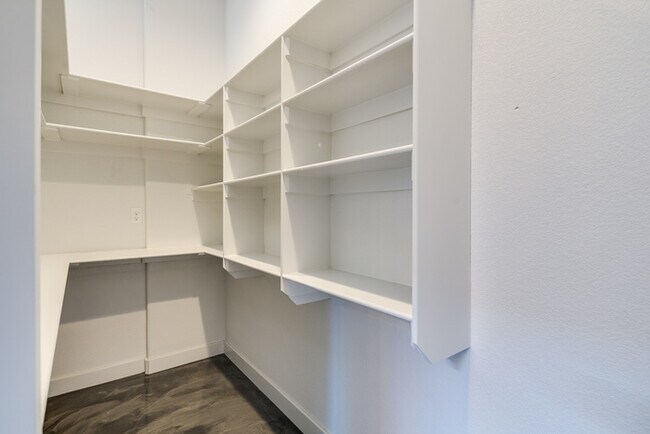Building Photo - 612 S 58th Ct