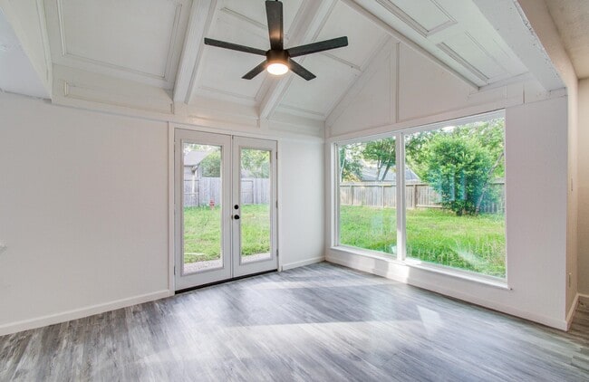 Building Photo - 534 Robert E Lee Dr