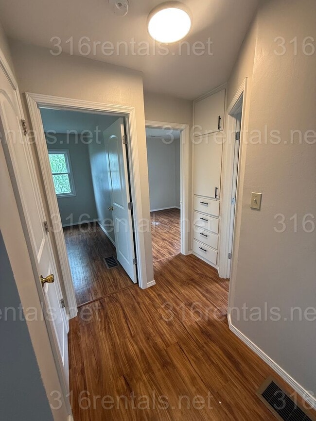 Building Photo - $1100 - 2 bedroom / 1 bathroom - Haysville...