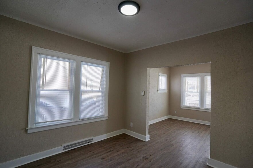 Building Photo - This beautifully updated 5-bedroom, 1-bath single-family home is ready for move-in!