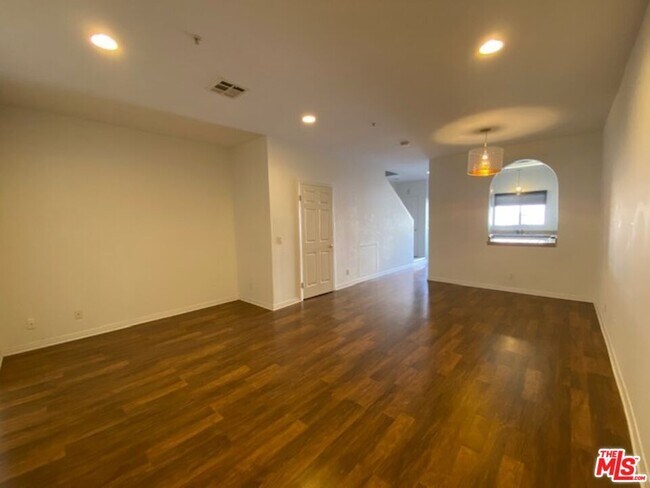 Building Photo - 5248 Satsuma Ave