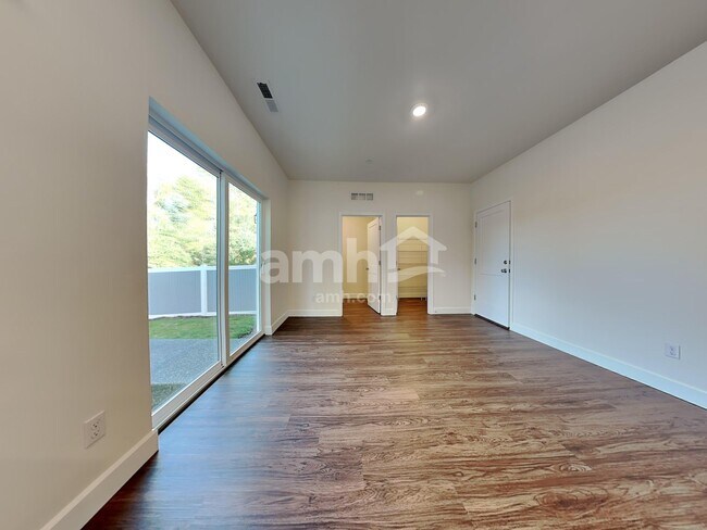 Building Photo - 13918 106th Ave E