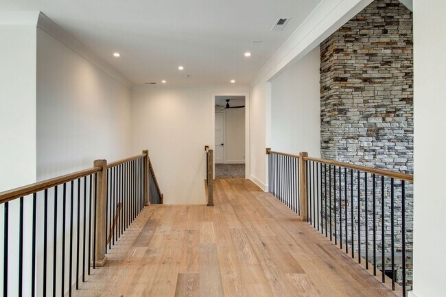 Building Photo - Like New 4 Bedroom Luxury Home in Franklin TN