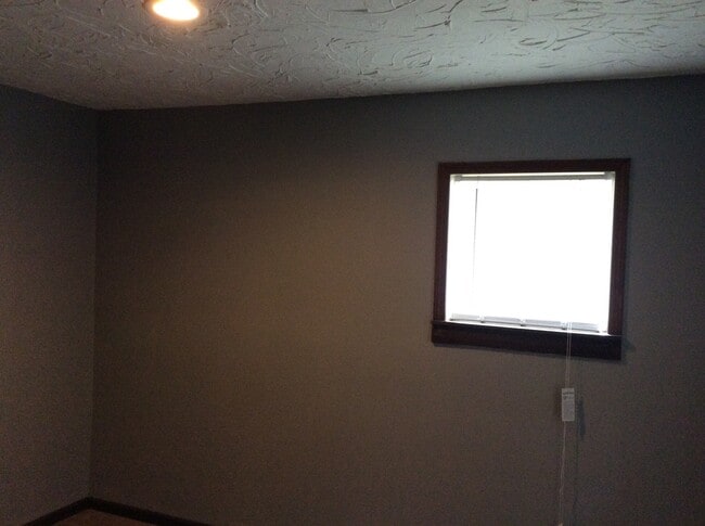 Building Photo - Southeast Side - 2 Bedroom home
