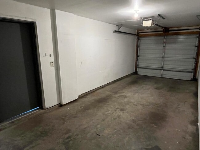 Building Photo - Great 2 Bed Condo in NODA with 1 Car Garage