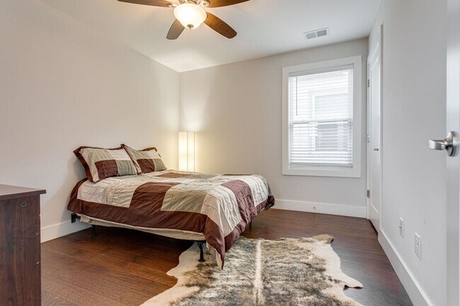 Building Photo - Available Now! 4 Bed, 3.5 Bath, Convenient...