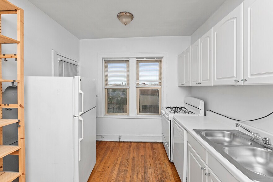 Building Photo - 2843 W Berteau Ave