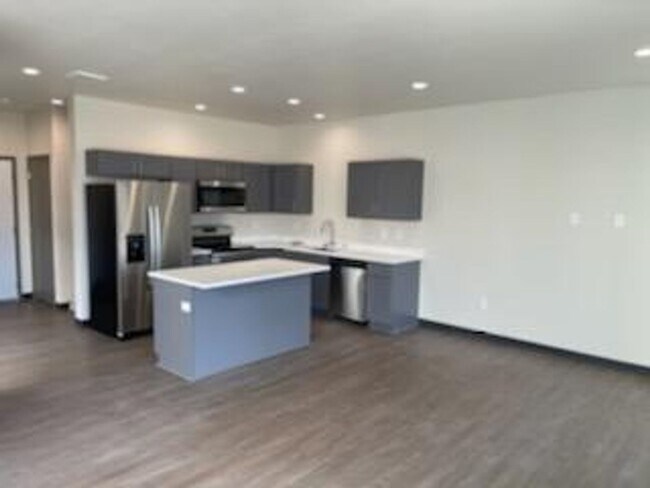 Building Photo - Modern design 3 bed, 2.5 bath duplex Available July 10th!