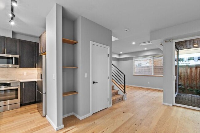 Building Photo - Stunning Othello Park Designer Townhome wi...