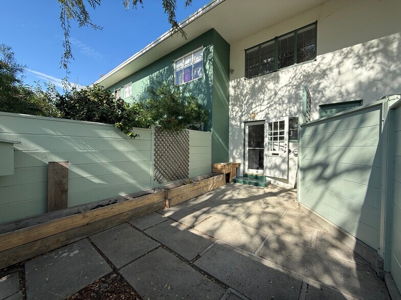 Building Photo - 5262 Village Grn