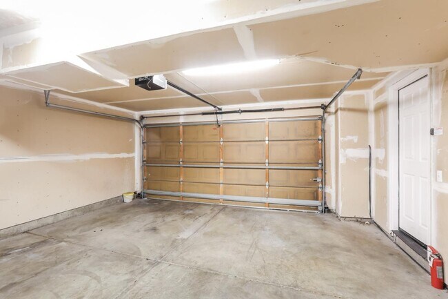 Building Photo - 572 Blackwood Terrace