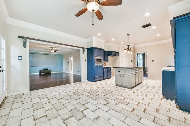 Building Photo - 2111 Riverside Dr