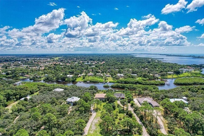 Building Photo - 1648 Bayshore Dr